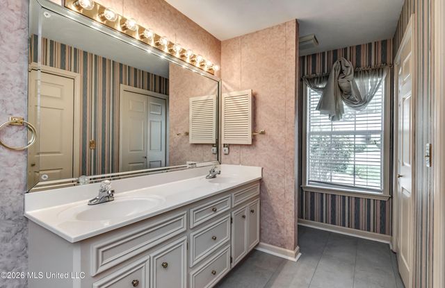 205 N Shadow Lake Drive, Clinton, MS 39056