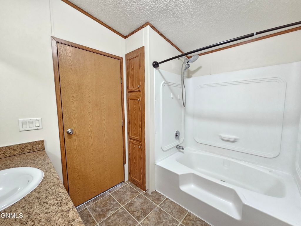 1016 Linda Lane, Williston, ND 58801 photo 10