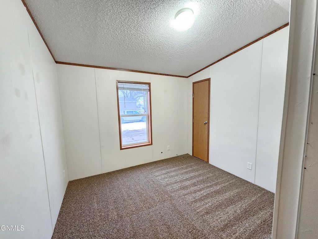 1016 Linda Lane, Williston, ND 58801 photo 12