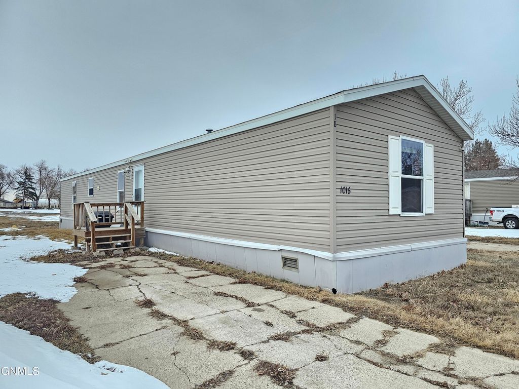 1016 Linda Lane, Williston, ND 58801 photo 2