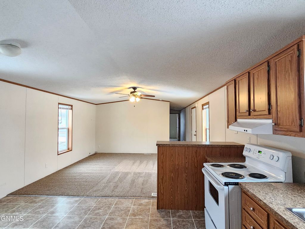 1016 Linda Lane, Williston, ND 58801 photo 3