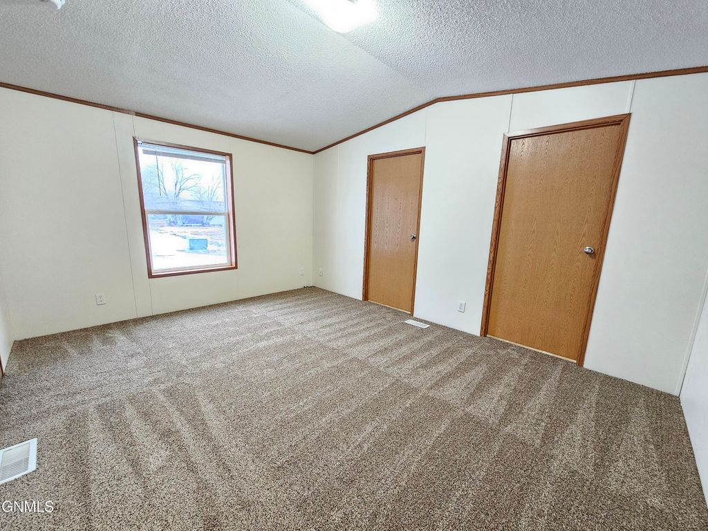 1016 Linda Lane, Williston, ND 58801 photo 8