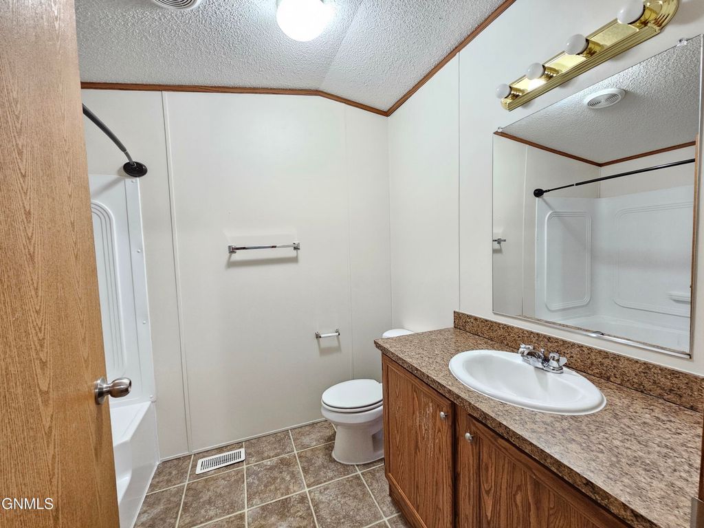 1016 Linda Lane, Williston, ND 58801 photo 9