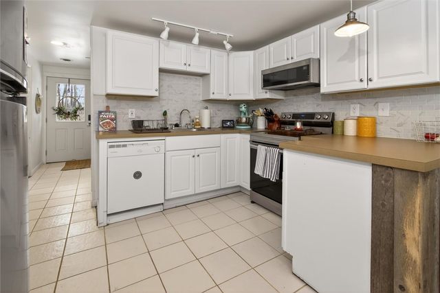 64 Clifton Street, Manchester, NY 14504