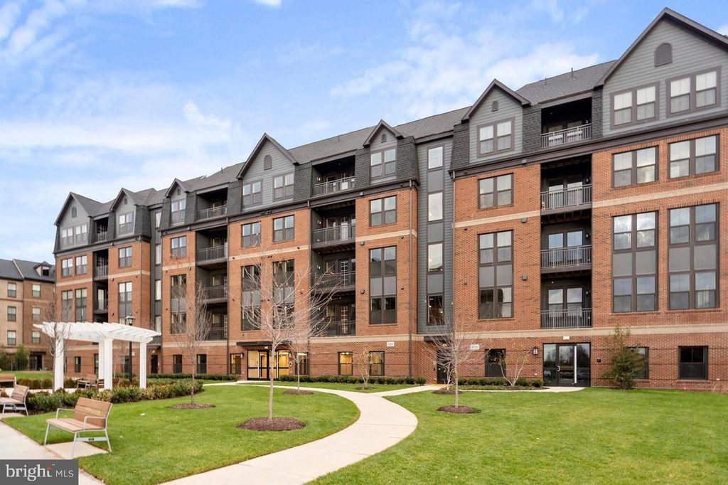 3925 FAIR RIDGE DR #304, Fairfax, VA 22033