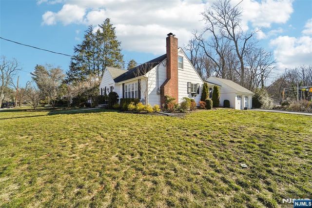 118 Lakewood Avenue, Ho-ho-kus, NJ 07423