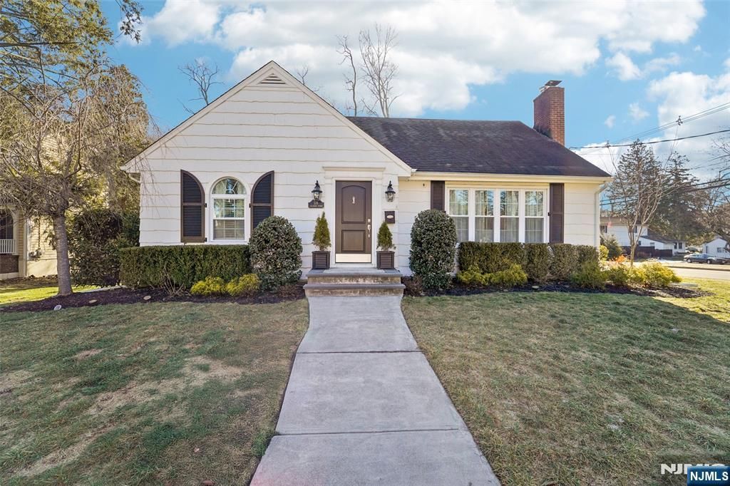 118 Lakewood Avenue, Ho-ho-kus, NJ 07423