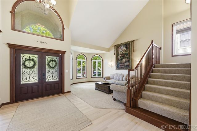 811 W Thornwood Drive, South Elgin, IL 60177