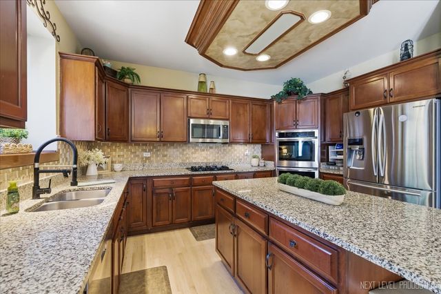 811 W Thornwood Drive, South Elgin, IL 60177