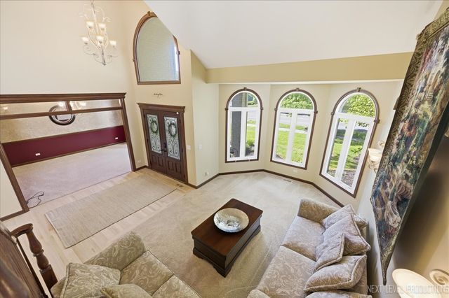 811 W Thornwood Drive, South Elgin, IL 60177