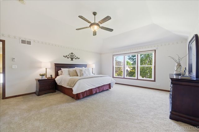 811 W Thornwood Drive, South Elgin, IL 60177