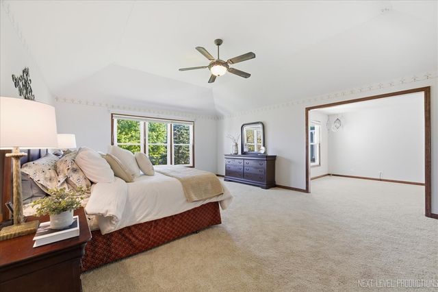811 W Thornwood Drive, South Elgin, IL 60177