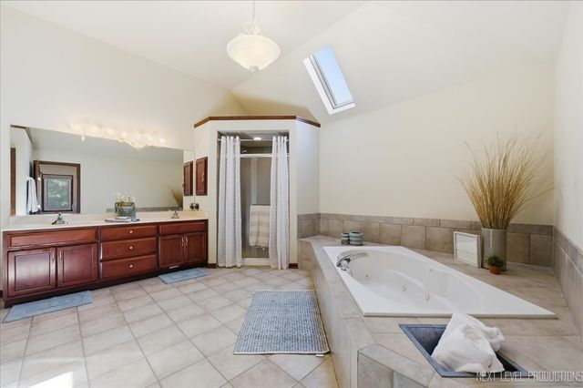811 W Thornwood Drive, South Elgin, IL 60177