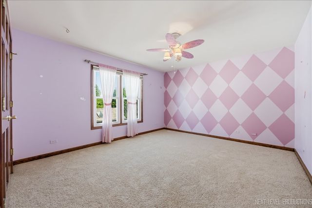 811 W Thornwood Drive, South Elgin, IL 60177