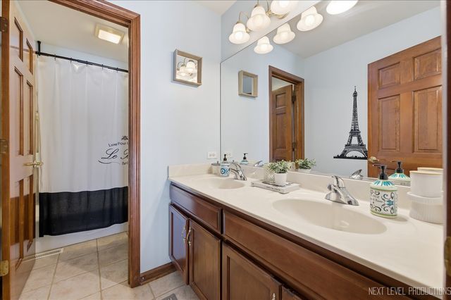 811 W Thornwood Drive, South Elgin, IL 60177