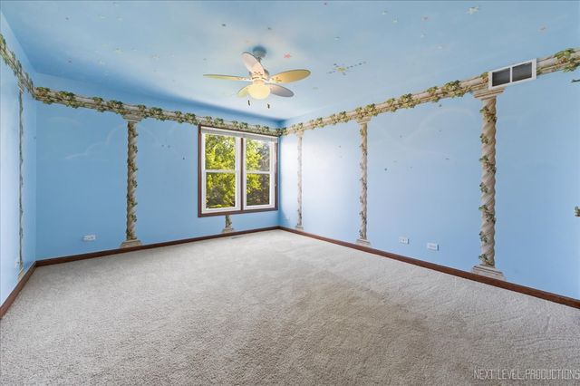 811 W Thornwood Drive, South Elgin, IL 60177