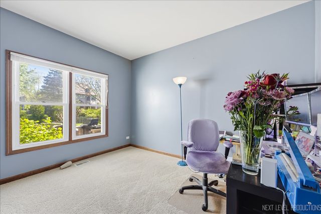811 W Thornwood Drive, South Elgin, IL 60177