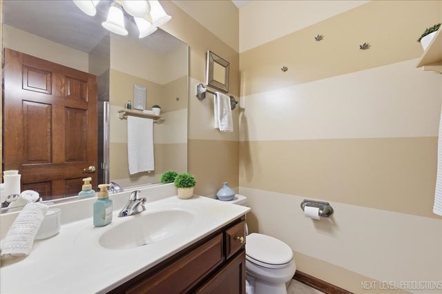 811 W Thornwood Drive, South Elgin, IL 60177