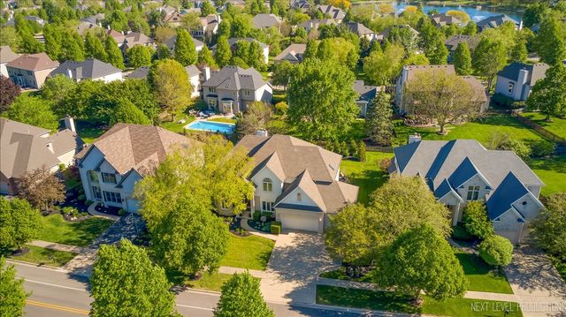 811 W Thornwood Drive, South Elgin, IL 60177