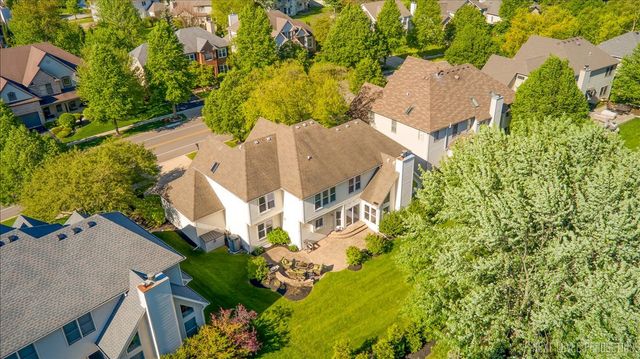 811 W Thornwood Drive, South Elgin, IL 60177