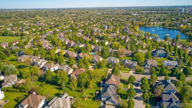 811 W Thornwood Drive, South Elgin, IL 60177