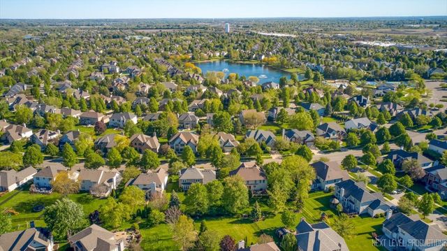 811 W Thornwood Drive, South Elgin, IL 60177