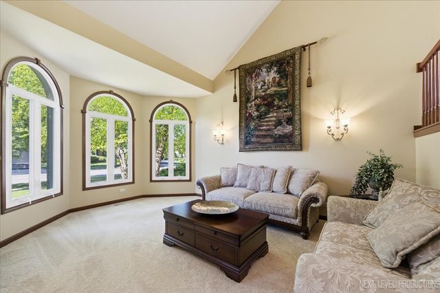 811 W Thornwood Drive, South Elgin, IL 60177