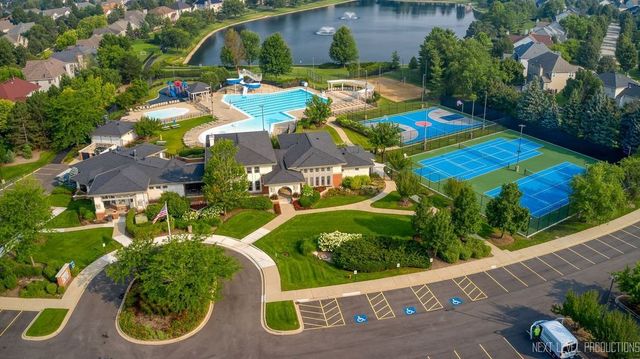 811 W Thornwood Drive, South Elgin, IL 60177