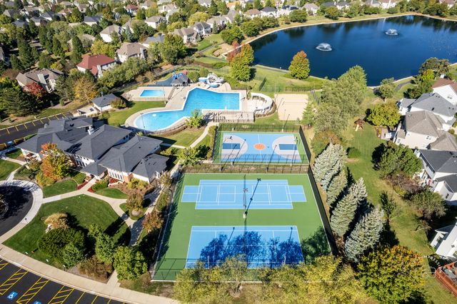811 W Thornwood Drive, South Elgin, IL 60177