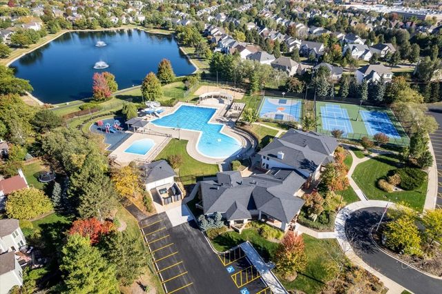 811 W Thornwood Drive, South Elgin, IL 60177