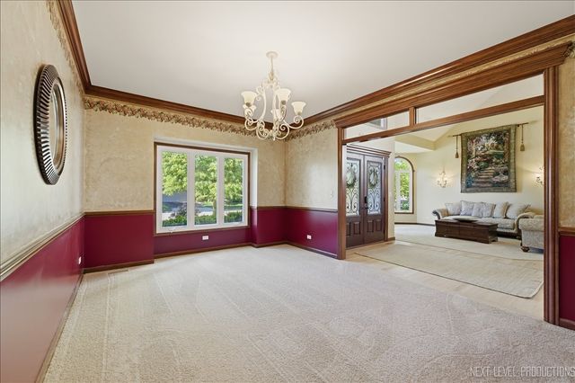 811 W Thornwood Drive, South Elgin, IL 60177