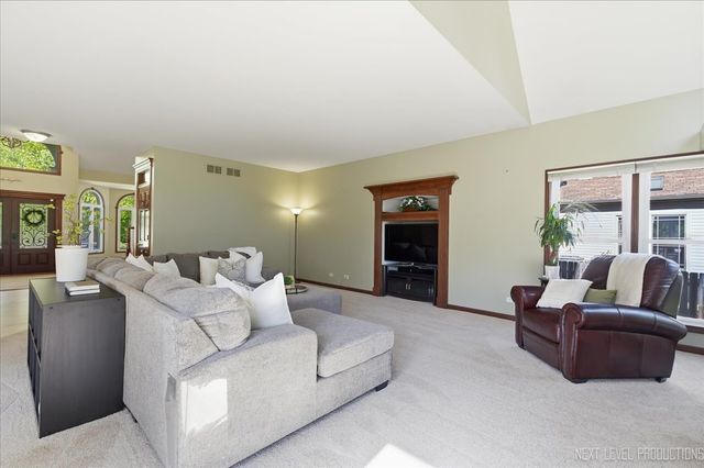 811 W Thornwood Drive, South Elgin, IL 60177
