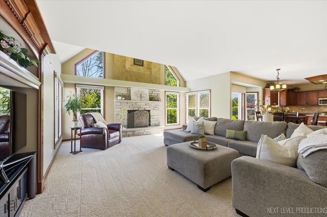 811 W Thornwood Drive, South Elgin, IL 60177