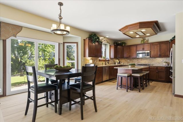 811 W Thornwood Drive, South Elgin, IL 60177