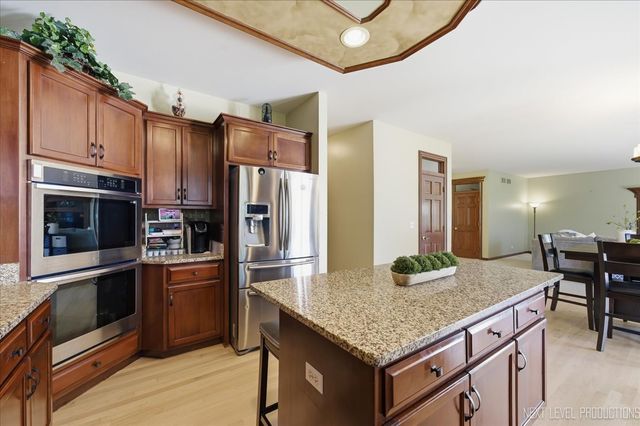 811 W Thornwood Drive, South Elgin, IL 60177