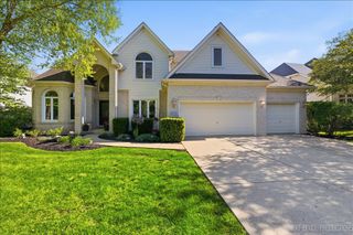 811 W Thornwood Drive, South Elgin, IL 60177