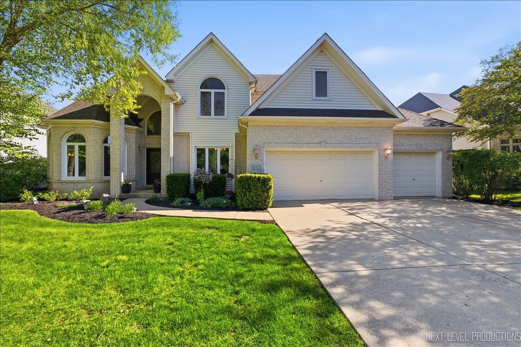 811 W Thornwood Drive, South Elgin, IL 60177