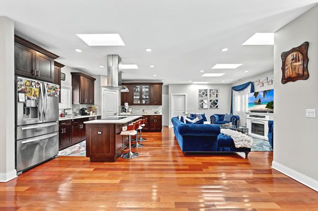 227 S Walnut Lane, Schaumburg, IL 60193
