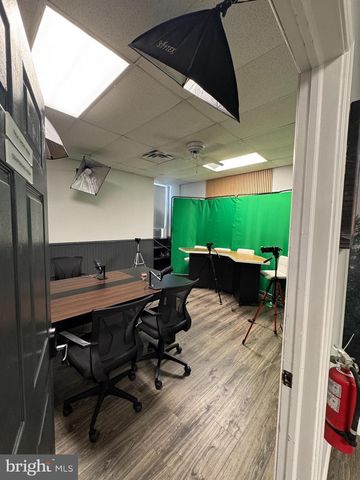 8 N BROADWAY, Pitman, NJ 08071