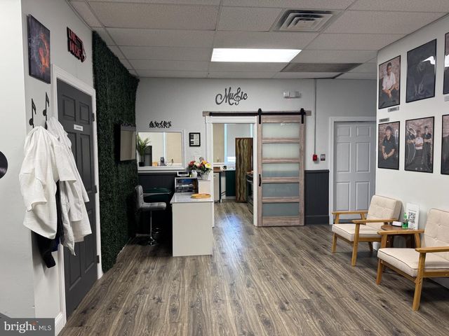 8 N BROADWAY, Pitman, NJ 08071