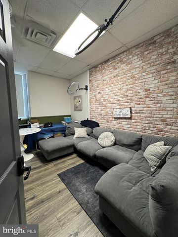 8 N BROADWAY, Pitman, NJ 08071