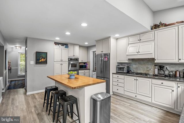 4 YORKSHIRE DR, Medford, NJ 08055