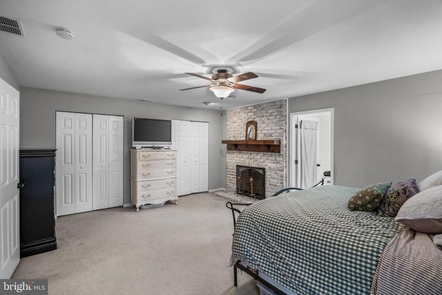 4 YORKSHIRE DR, Medford, NJ 08055
