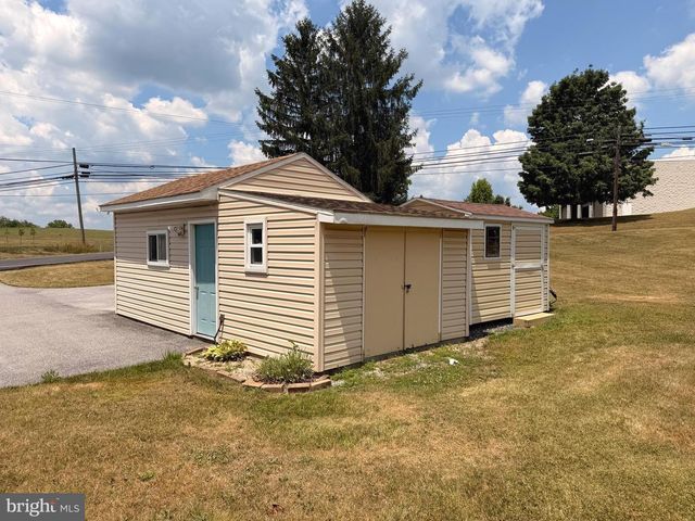 390 N CRAWFORD RD, Grantville, PA 17028