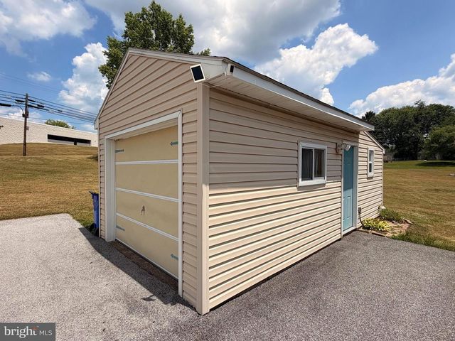 390 N CRAWFORD RD, Grantville, PA 17028
