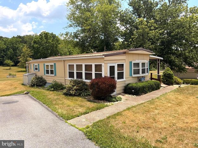 390 N CRAWFORD RD, Grantville, PA 17028