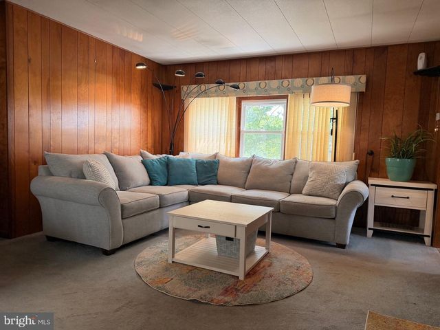 390 N CRAWFORD RD, Grantville, PA 17028
