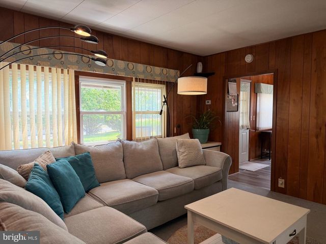 390 N CRAWFORD RD, Grantville, PA 17028