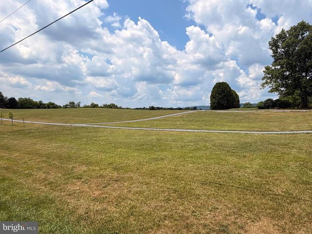 390 N CRAWFORD RD, Grantville, PA 17028