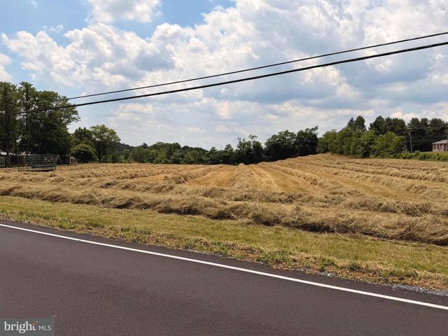 390 N CRAWFORD RD, Grantville, PA 17028